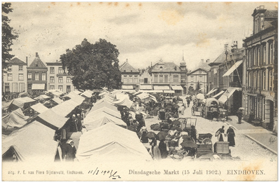 16255 Panorama op de weekmarkt: karren en kramen. Op de achtergrond het torentje van magazijn De Olifant, 15-07-1902