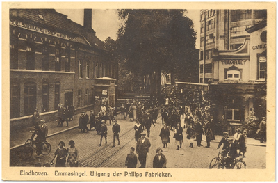 16309 Het uitgaan van de fabrieken : met Drukkerij Snep en van Piere en café Tramhalt, 1920 - 1930