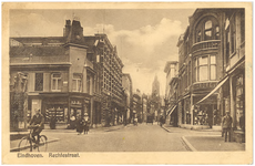 16317 Rechtestraat, met links op de hoek boekhandel van Piere, rechts Kreyemborg en op de achtergrond het stadhuis, ...