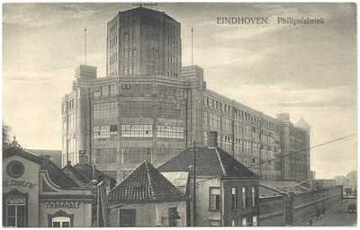 16436 Philipsfabrieken met op de voorgrond café Central (Tramhalt), 1910 - 1930