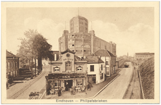 16472 Emmasingel, met op de voorgrond Café Central (Tramhalt) en daar achter de Philipsfabrieken, 1910 - 1930