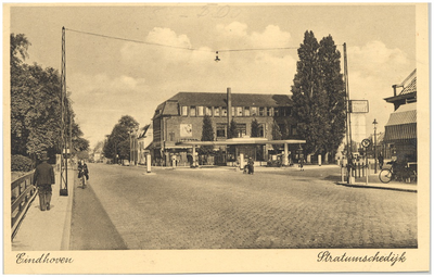 16484 Stratumsedijk, met rechts een tankstation en het AB theater, 1930 - 1944