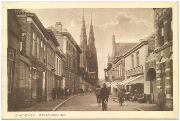 16513 Stratumseind gezien in de richting van de RK Catharinakerk, 1910 - 1930