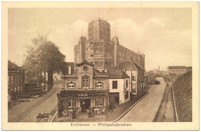 16529 Emmasingel, met op de voorgrond Café Central (Tramhalt) en daar achter de Philipsfabrieken, 1910 - 1920