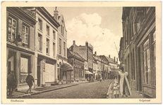 16559 Vrijstraat, gezien in de richting van de Demer met links de winkel van Aukes, 1910 - 1930