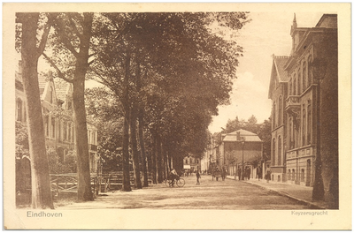 16593 Keizersgracht : met links langs de bomenrij de stadsgracht en op de achtergrond het postkantoor, 1910 - 1930