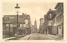 16630 Rechtestraat, met links het hekwerk van de Catharinekerk en op de hoek met de Kerkstraat boekenwinkel van Piere. ...