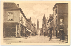 16637 Rechtestraat : met rechts de toren van het raadhuis en op de achtergrond de Catharinakerk, 1920 - 1940