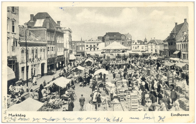 16762 Panorama op de weekmarkt: met kramen en losse plaatsen en bezoekers in klederdracht. Links de Eindhovense koek- ...