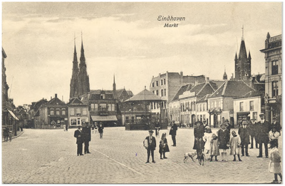 16766 Markt, met rechts de toren van het raadhuiz aan de Rechtestraat en op de achtergrond de Catharinakerk, 1900 - 1930