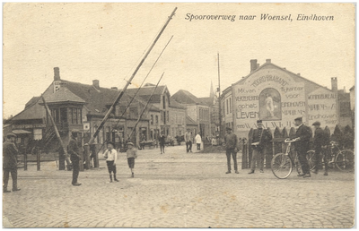 16795 De Woenselse overweg gezien in de richting van Fellenoord, 1910 - 1915