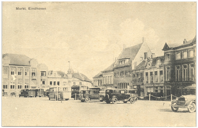 16822 Markt, gezien in de richting van de hoek Nieuwstraat. Op de Markt enkele autobussen, 1920 - 1950