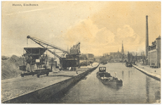 16825 De haven : met links de overslag plaats met hijskraan en trechter, 1915 - 1935