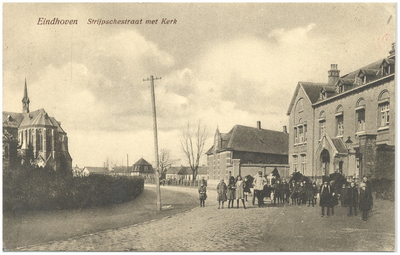16847 Strijpsestraat, met links de St. Trudokerk, rechts het liefdesgesticht en op de achtergrond het luihuis, 1920