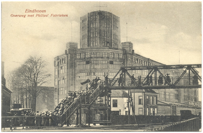 16858 De voetgangersbrug over het spoor met op de achtergrond de Philipsfabrieken en café Tramhalt, 1923 - 1933