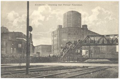 16859 De voetgangersbrug over het spoor met op de achtergrond de Philipsfabrieken en café Tramhalt, 1923 - 1933