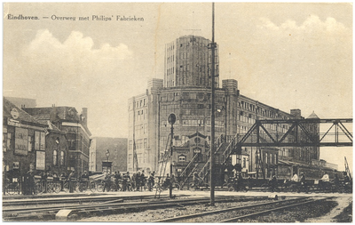 16860 De voetgangersbrug over het spoor met op de achtergrond de Philipsfabrieken en café Tramhalt, 1923 - 1933
