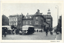 16898 Markt : met de Nutsspaarbank op de hoek met de Markstraat en op e achtergrond de glazentoren van Vroom & ...