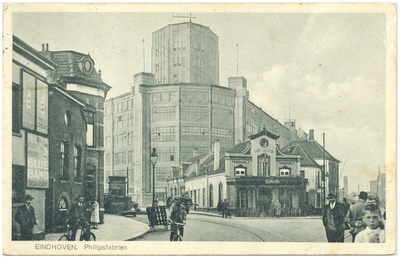 16966 Emmasingel, met Café Central (Tramhalt) en op de achtergrond de Philipsfabrieken, 1925 - 1935