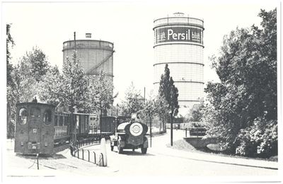 17017 Nachtegaallaan : met tram, vrachtauto en de gashouders van de gasfabrieken, 1933