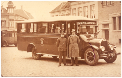 17020 Het klaarstaan van de autobus voor het vertrek naar het Vredesplein, 1920 - 1940