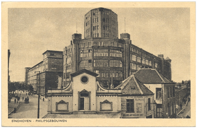 17040 Philipsgebouwen, met op de voorgrond café Tramhalt en rechts daarvan de smederij van P. Hezelmans, 1920 - 1940