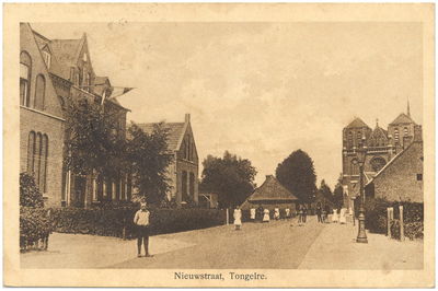 17052 Nieuwstraat, met het Liefdeshuis, de lagere school en op de achtergrond de St. Martinuskerk, 1910 - 1920
