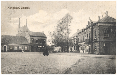 17106 Marktplein, met rechts het gemeentehuis en het station van de Tramwegmaatschappij en op de achtergrond de RK ...