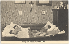 17207 Het slapen in een bed met vier kinderen tegelijk, 1905 - 1920