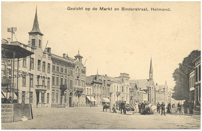 17236 Markt, met links voor nog een deel van de kiosk en op de achtergrond het liefdesgesticht, 1890 - 1900