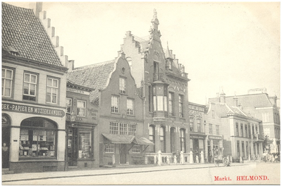 17240 Markt, met onder andere een boek- papier- en muziekhandel, de apotheek en een sigarenzaak, 1895 - 1905