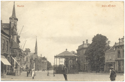 17243 Markt, gezien vanaf de hoek met de Veestraat. Achter de kiosk zien we het Liefdesgesticht, 1895 - 1905