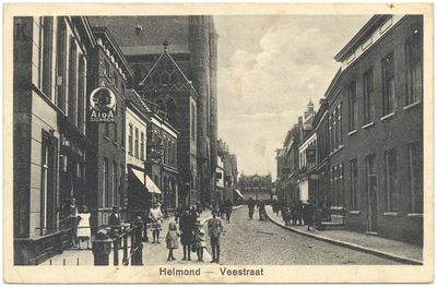 17255 Veestraat, met links de H. Hart kerk en op de achtergrond De Korenbeurs op de Markt.gezien in de richting van de ...