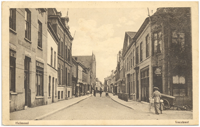 17256 Veestraat, met links de Helmondsche bank, 1900 - 1920