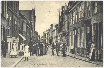 17263 Veestraat, met links koper- en blikslager P.J. Labro en de woning van de familie Coovels. In het pand rechts was ...