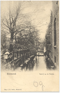 17287 Stadsgracht Ameide, met rechts pension Van Oyen en links de tuin van L. Holtus waarin twee van zijn kinderen, 1903