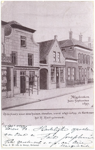 17320 Veestraat, met links een gedeelte van de porseleinwinkel en rijwielhersteller Emans, vervolgens het pand van ...