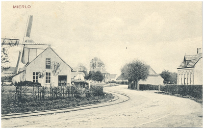 17378 Dorpsstraat, met links de standerd molen, 1900 - 1920