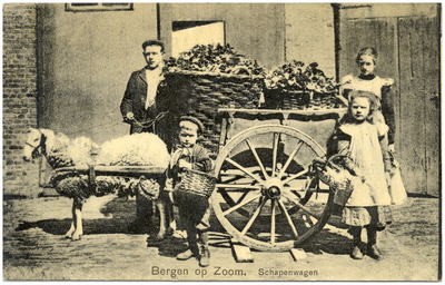 17411 Schapenwagen, met erop twee manden en er omheen vier personen, 1900