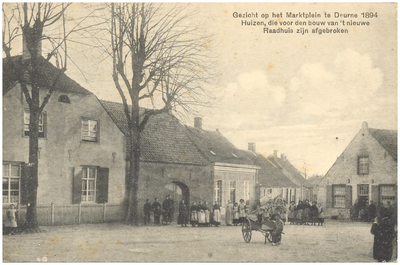 17466 Marktplein, met van links naar rechts de woning van dokter Crobach, het woonhuis van veldwachter Frans Althuizen, ...