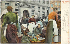  Een serie van 15 prentbriefkaarten betreffende het in- en verkopen van goederen op de Markt, 1900 - 1922
