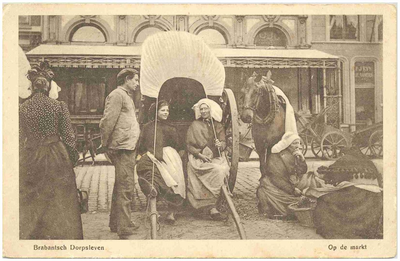 17559 Boerinnen in klederdracht op vermoedelijk de weekmarkt, 1900 - 1920