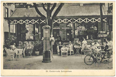 17717 Het drinken van een glas op het terras van Hotel Schoonhen, 1920 - 1940