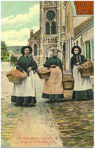 17759 Drie vrouwen gaan naar de botermarkt. Op de achtergrond de kerk, 1890 - 1910