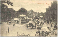 17762 Het handelen op de markt rond de kiosk en waterpomp, 1905 - 21-09-1916