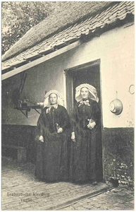 17779 Twee vrouwen in de deuropening voor vertrek naar de kerk, 1890 - 1910