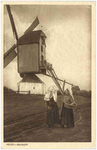 17816 Standerd molen, met op de voorgrond boerinnen in klederdracht en met poffer, 1910 - 1930