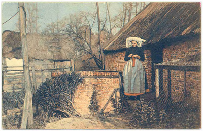17835 Het handwerken door de boerin bij de achterdeur en waterput van de boerderij, 1900 - 1920