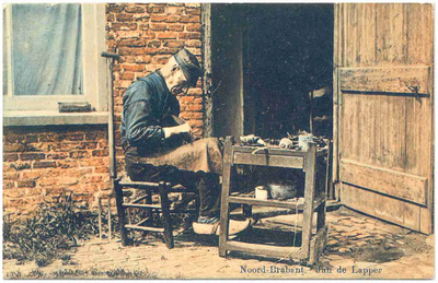 17844 Het lappen van schoeisel door Jan de Lapper, 1900 - 1910