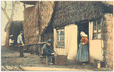 17845 Het vlechten van een mand op het erf van een boerderij, 1900 - 1920